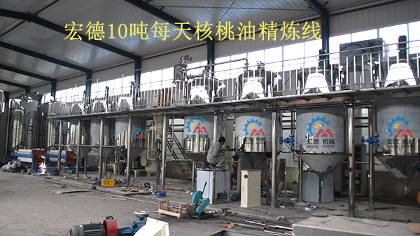 <a href=/chanpin target=_blank class=infotextkey>精炼设备</a>安装现场