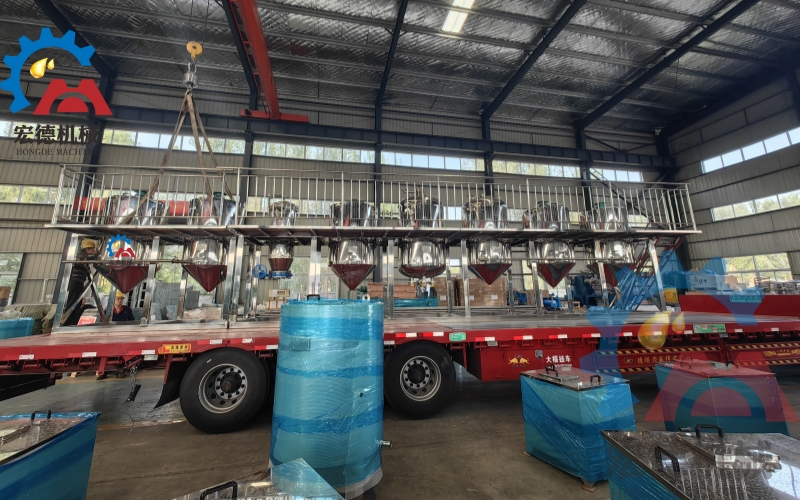 <a href=/jinglian/ target=_blank class=infotextkey>精炼油设备</a>发货现场